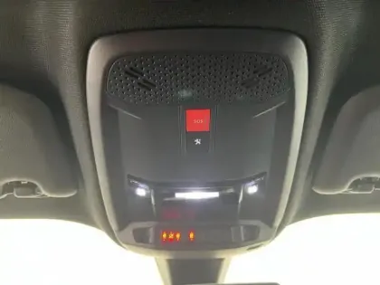 Photo 13 Peugeot 2008  e- 136ch GT