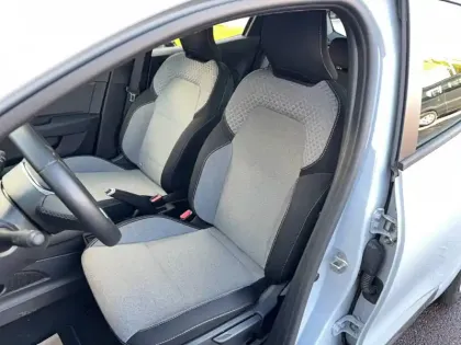 Photo 8 Renault Clio  E-Tech full hybrid 145 ch GSR2