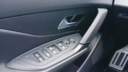 Photo 19 Peugeot 408  Hybrid 145 e-DCS6