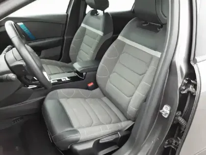 Photo 10 Citroën C4 e- 136 ch Automatique