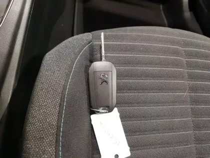 Photo 49 Peugeot 208  PureTech 100 S&S BVM6