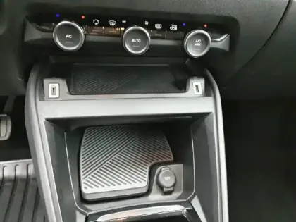 Photo 22 Citroën C4 e- 136 ch Automatique