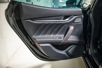 Photo 13 Maserati Ghibli  3.0 V6 Bi-Turbo 350