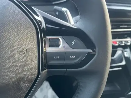 Photo 19 Peugeot 208  Hybrid 110 e-DCS6 série spéciale ENVY