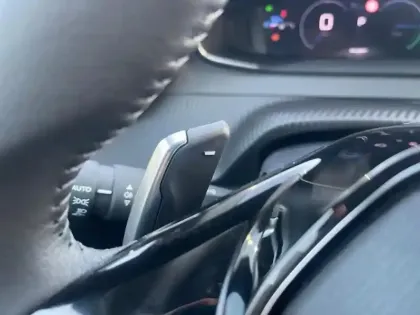 Photo 6 Peugeot 208  Hybrid 110 e-DCS6 série spéciale ENVY