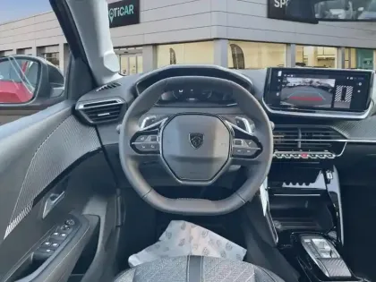 Photo 11 Peugeot 208  Hybrid 110 e-DCS6 série spéciale ENVY