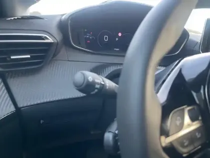 Photo 16 Peugeot 208  Hybrid 110 e-DCS6 série spéciale ENVY