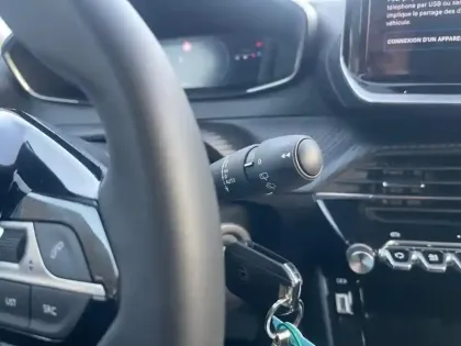 Photo 17 Peugeot 208  Hybrid 110 e-DCS6 série spéciale ENVY