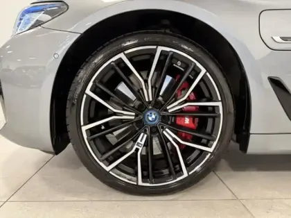 Photo 8 BMW Serie 5 Série 5 545eA xDrive 394ch M Sport Steptronic