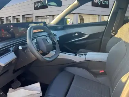 Photo 8 Peugeot 3008  1.2 Hybrid 136ch Allure e-DCS6