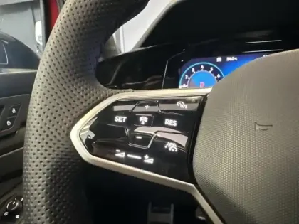 Photo 7 Volkswagen Golf  1.5 eTSI OPF 150ch R-Line DSG7