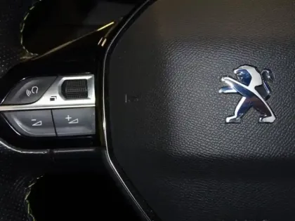 Photo 13 Peugeot 2008  e- 136ch GT