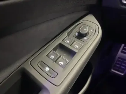 Photo 12 Volkswagen Golf  1.5 eTSI OPF 150ch R-Line DSG7