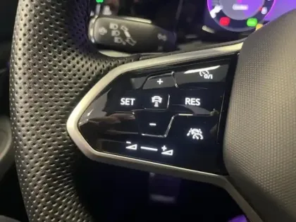 Photo 14 Volkswagen Golf  1.5 eTSI OPF 150ch R-Line DSG7