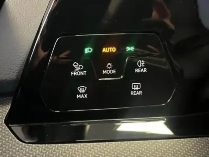 Photo 13 Volkswagen Golf  1.5 eTSI OPF 150ch R-Line DSG7