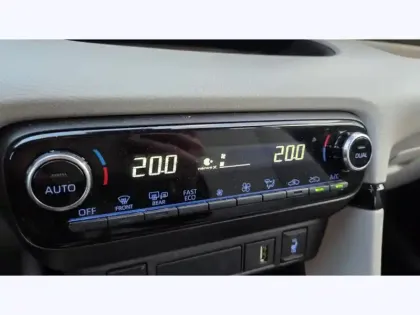 Photo 13 Toyota Yaris Hybride 116h Iconic