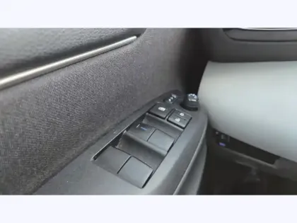 Photo 17 Toyota Yaris Hybride 116h Iconic