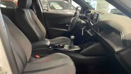 Photo 31 Peugeot 2008  PureTech 130 S&S BVM6