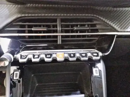 Photo 84 Peugeot 208  PureTech 75 S&S BVM5