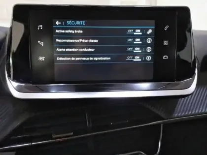 Photo 82 Peugeot 208  PureTech 75 S&S BVM5