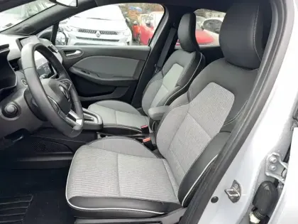 Photo 8 Renault Clio  E-Tech full hybrid 145