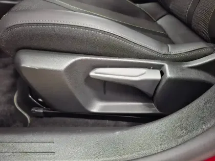 Photo 24 Peugeot 208  Hybrid 136 e-DCS6