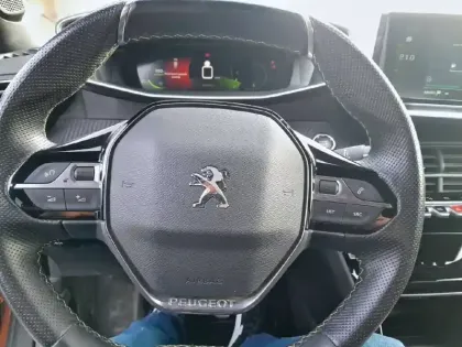 Photo 15 Peugeot 2008  PureTech 130 S&S BVM6