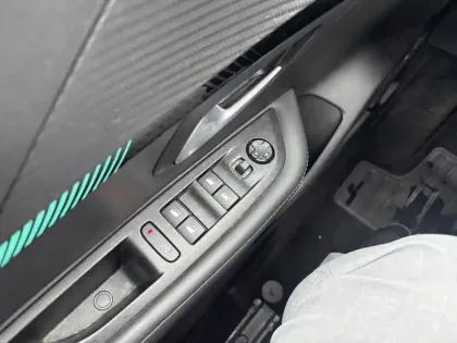 Photo 19 Peugeot 208  PureTech 100 S&S BVM6 Allure