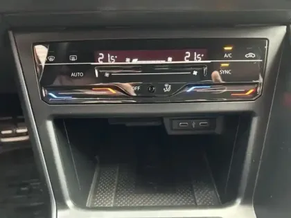 Photo 12 Volkswagen Taigo  1.5 TSI 150ch R-Line DSG7