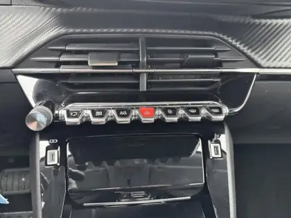 Photo 12 Peugeot 2008  BlueHDi 130 S&S EAT8 Allure