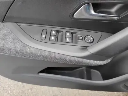 Photo 19 Peugeot 2008  PureTech 100 S&S BVM6 Style