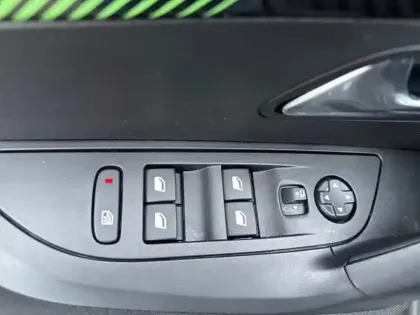 Photo 19 Peugeot 2008  PureTech 100 S&S BVM6 Active