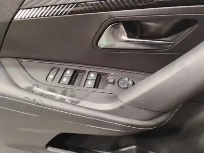 Photo 19 Peugeot 2008  PureTech 100 S&S BVM6 Allure