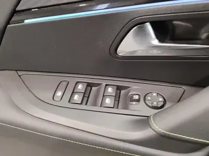 Photo 19 Peugeot 2008  PureTech 130 S&S EAT8 GT