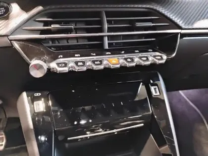 Photo 12 Peugeot 2008  PureTech 130 S&S EAT8 GT