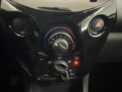 Photo 12 Citroën C1  VTi 72 S&S Millenium 5p  E6.d