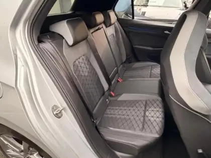 Photo 6 Volkswagen Golf  1.5 eTSI OPF 150ch R-Line DSG7