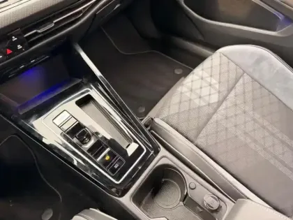 Photo 13 Volkswagen Golf  1.5 eTSI OPF 150ch R-Line DSG7