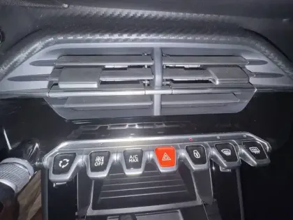 Photo 8 Peugeot 208  Electrique 50 kWh 136ch