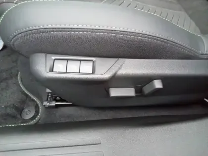 Photo 42 Peugeot 2008  Hybrid 145 e-DCS6