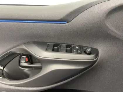 Photo 17 Toyota Yaris Hybride 130h Première