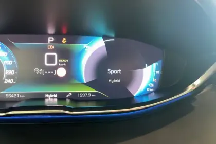 Photo 90 Peugeot 3008  Hybrid 225 e-EAT8