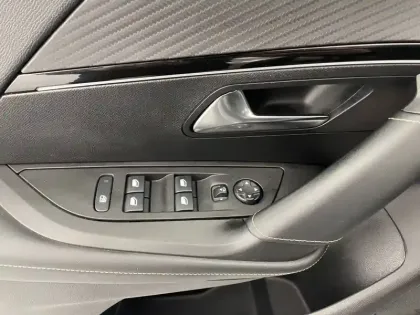 Photo 31 Peugeot 2008  PureTech 130 S&S BVM6