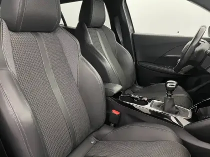 Photo 24 Peugeot 2008  PureTech 130 S&S BVM6