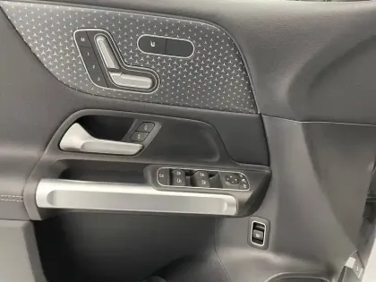 Photo 76 Mercedes GLB  200 d 8G-DCT