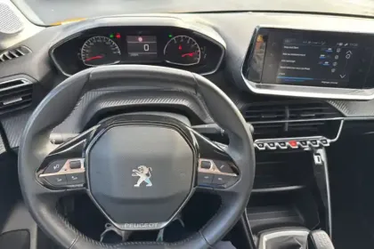 Photo 16 Peugeot 208  PureTech 75 S&S BVM5
