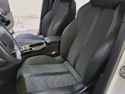 Photo 10 Peugeot 2008  PureTech 130 S&S EAT8