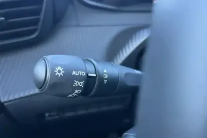 Photo 80 Peugeot 2008  PureTech 100 S&S BVM6