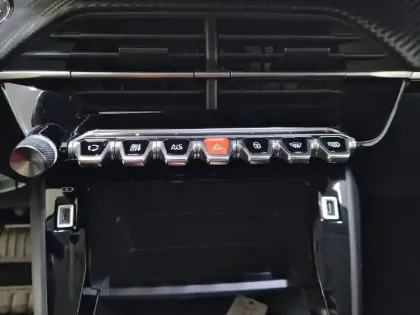 Photo 23 Peugeot 208  Electrique 50 kWh 136ch