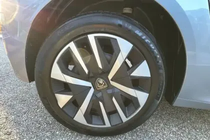 Photo 25 Peugeot 208  PureTech 100 S&S BVM6